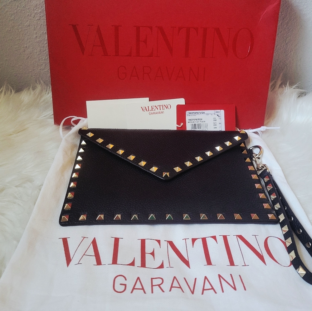 VALENTINO GARAVANI Pebbled Calfskin Medium Rockstud Envelope Wristlet Black - Picture 2 of 9